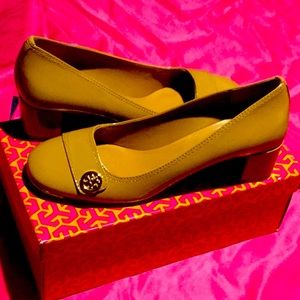 Tory Burch Beige New Shoes Gold Detail New!